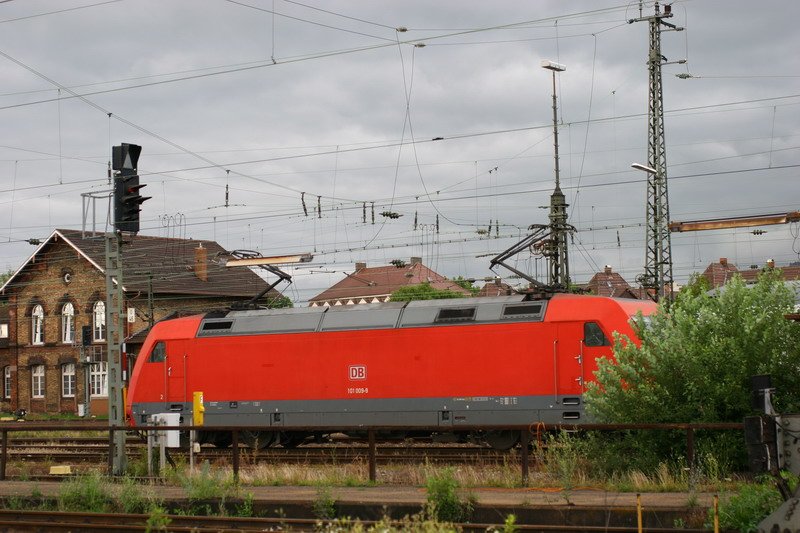 101 009 steht mit beiden Stromabnehmern in Offenburg auf dem Abstellgleis. 26.06.2007