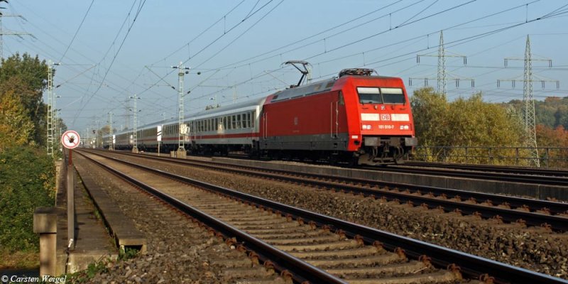 101 010-7 passiert mit ihrem kurzen IC von Dsseldorf kommend die Wupperbrcke in Leverkusen (11.10.2008)