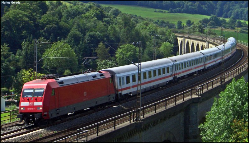 101 010 mit dem IC2157 nach Stralsund in Altenbeken auf dem Viadukt 21.7.2009