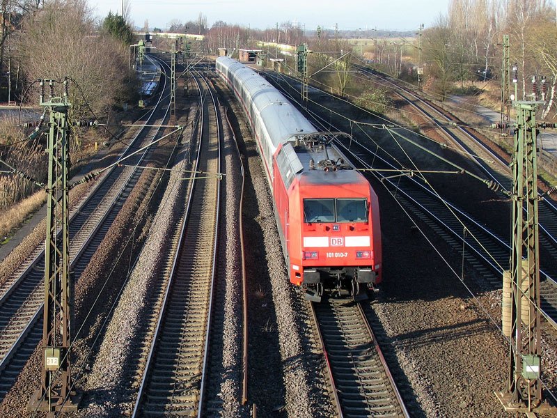 101 010 schiebt den IC 2376 nach Stralsund durch Stelle, 12.01.2009
