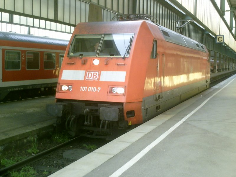 101 010 verlsst den Hbf Stuttgart solo. Zuvor hatte sie zusammen mit 101 002 den EC 66 von Mnchen (von Mnchen bis Stuttgart lief der Zug als D 2550 mit Umleitung ber Donauwrth und Aalen)nach Stuttgart gebracht. Anscheinend war der Lokfhrer wohl ein bisschen fotoscheu
