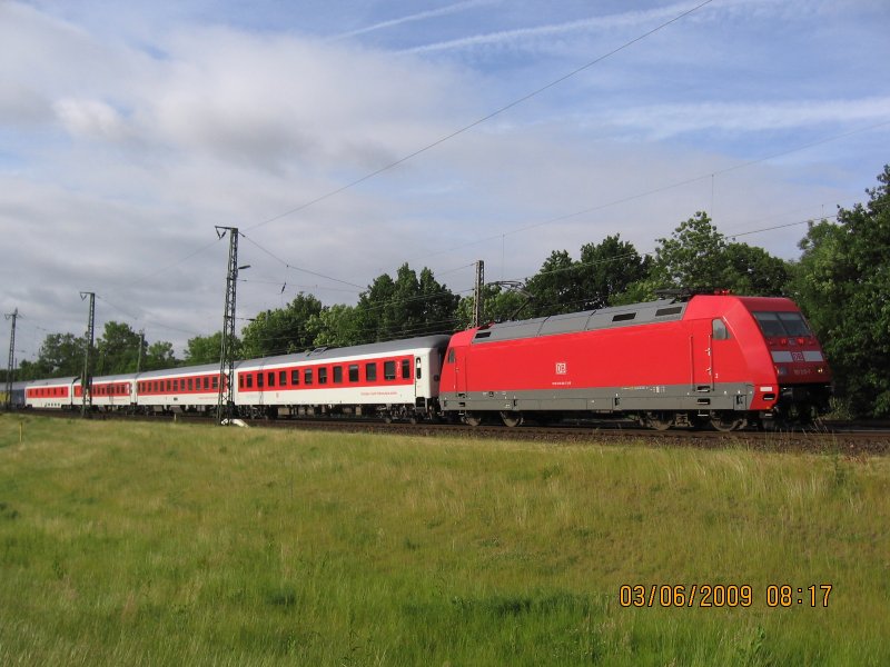 101 010 vor dem Nachtzug nach Amsterdam mit Kurswagen u.a. aus Moskau u Warschau bei der Einfahrt nach Wesel am 03.06.09