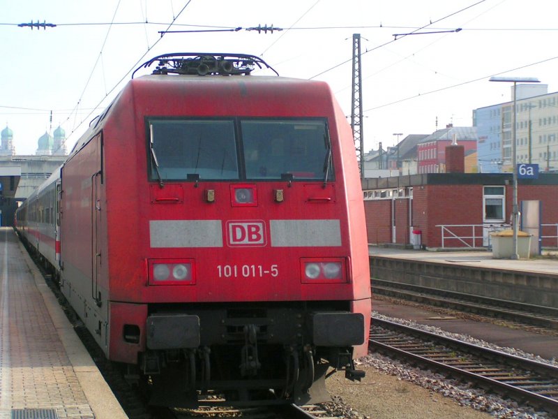 101 011-5 bereitgestellt mit IC 1986; Passau Hbf 061111