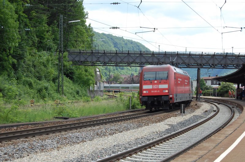 101 011-5 schlngelt sich mit einem IC durch die Kurven des Bahnhofes Geislingen. Aufgenommen am 27.5.2009.