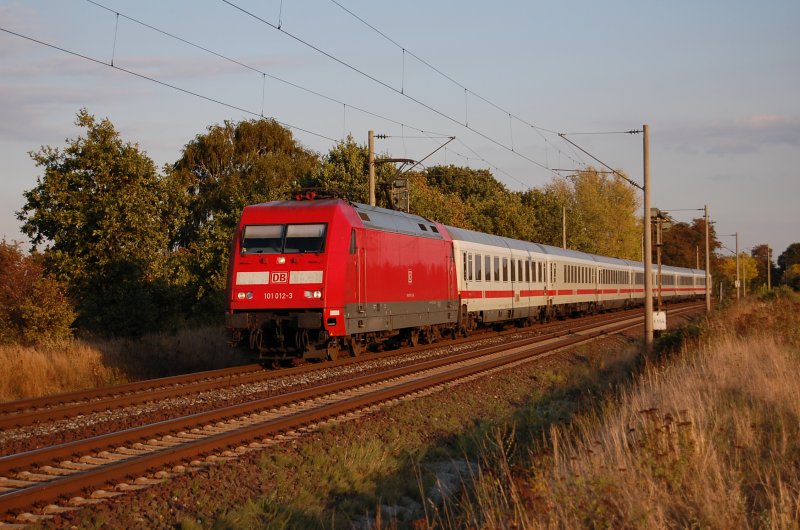 101 012-3 im letzten Sonnenlicht am 24.09.2009 kurz vor �berquerung des Mittellandkanals bei Peine