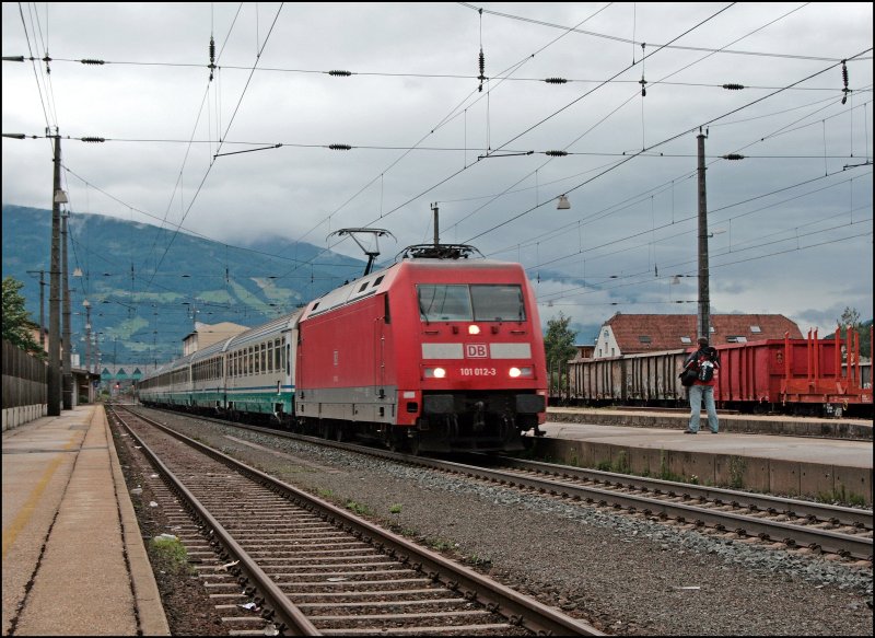 101 012 durchfhrt mit dem IC 84  Michelangelo , Rimini - Mnchen Hbf, den Bahnhof Schwaz in Richtung Norden. (07.07.2008)
