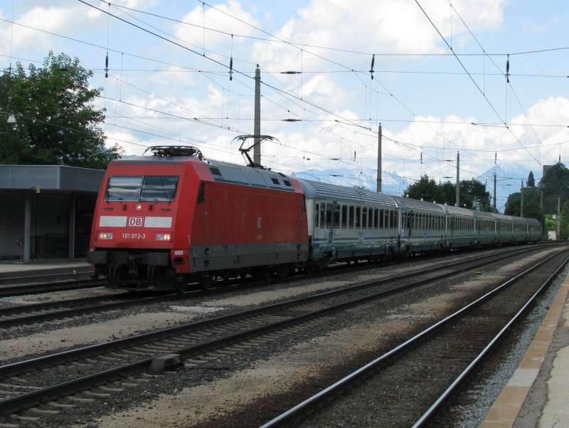 101 012 mit einem IC am 30.6.2008 in Brixlegg.