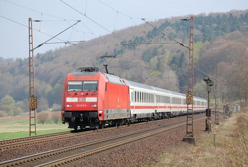 101 012 mit IC 2374 am 08.04.2009 durch Einbeck-Salzderhelden. Nchster Halt: Northeim(Han)