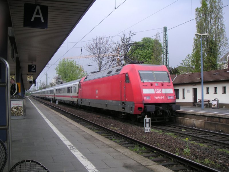 101 012 schiebt am 30.04.06 den IC 2026 von Passau nach Hamburg aus Bonn Hbf.