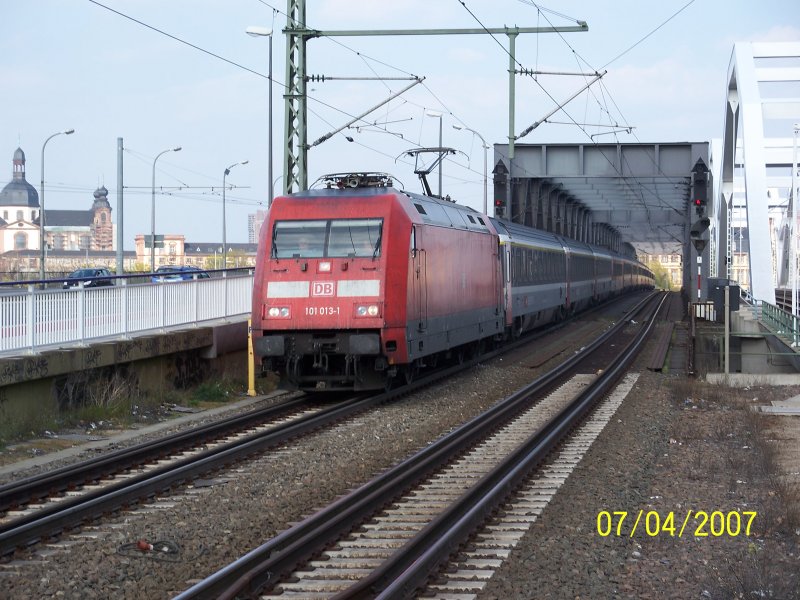 101 013 - 1 durchfhrt mit einem unbekannten EC Ludwigshafen Mitte. 
