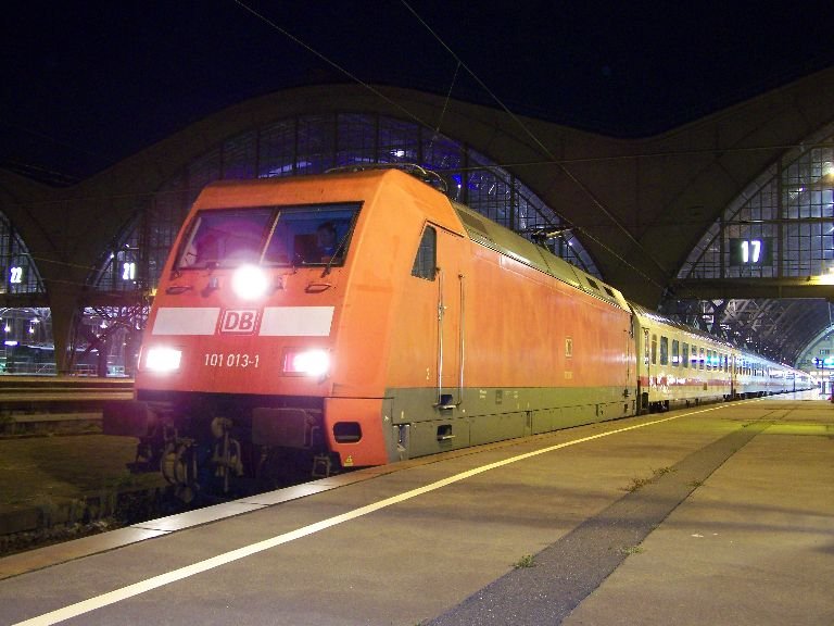 101 013-1 mit einem InterCity in Leipzig Hbf.