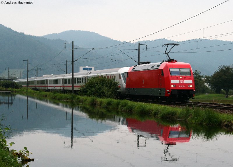 101 013-1  Neulack  mit dem IC 2005 (Emden-Konstanz) am Kanal in Haslach 8.8.09
