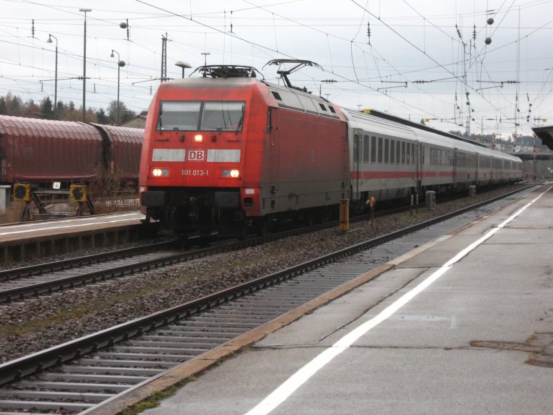 101 013-1 steht mit dem IC 2370 nach Stralsund im Bahnhof Villingen mit nur 2min Versp�tung 1.12.07