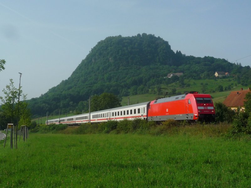 101 013-1 zieht IC 2004 Konstanz - Emden Hbf unterhalb der Burg Hohentwiel in Singen. 09.08.09