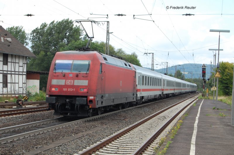 101 013 mit IC bei der Ausfahrt aus Kreiensen. 20.8.2008