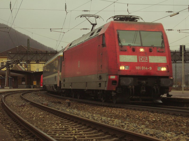 101 014-9 fhrt mit ihrem IC 79693 nach Mnchen Hbf durch Geislingen(Steige). 22.12.08