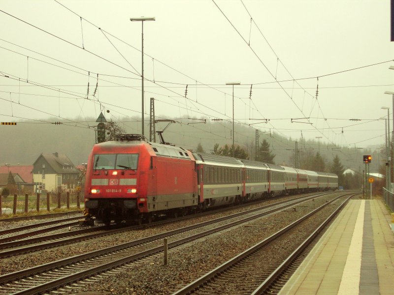 101 014-9 mit dem IC 79696 Mnchen - Stuttgart in Amstetten.
22.12.08