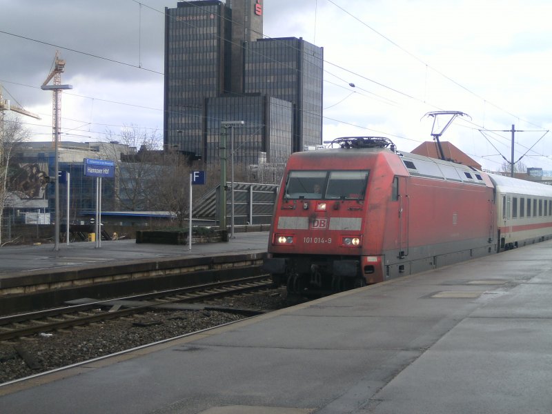 101 014-9 mit einem Sonntag´s IC von Berlin nach Kln verlsst Hannover gerade von Gleis 12