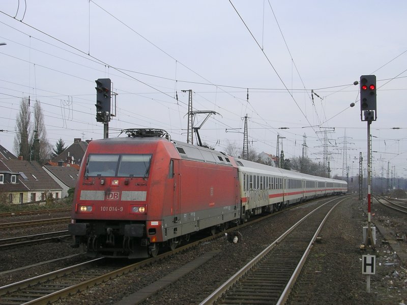 101 014-9 mit IC 336 von Norddeich Mole nach Luxembourg,
Einfahrt in Gelsenkirchen Hbf.(15.03.2009) 