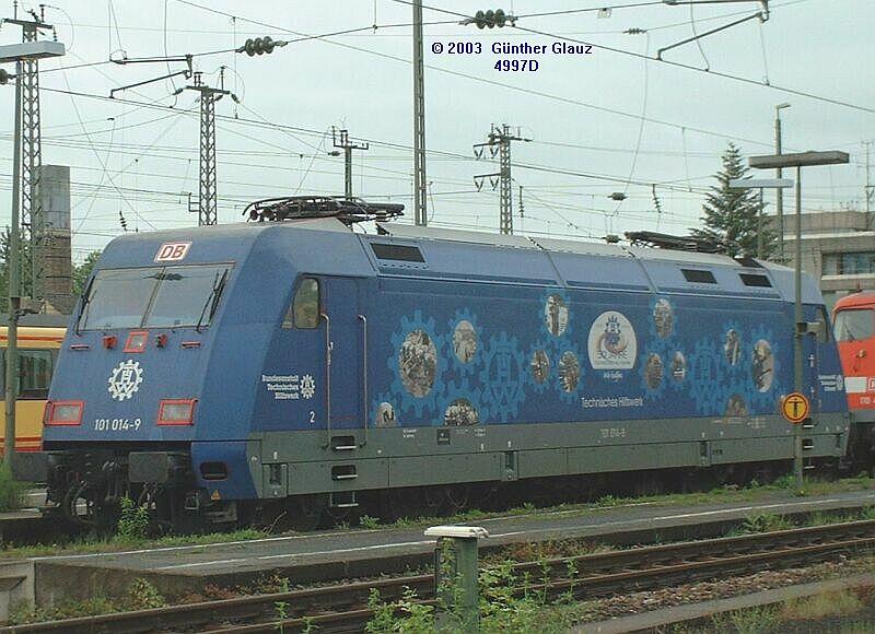 101 014-9 mit Werbung THW am 22.05.2002 in Karlsruhe Hbf.