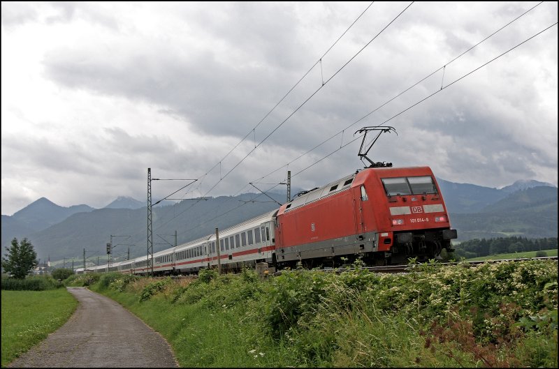 101 014 (9180 6 101 014-9 D-DB) schiebt den IC 2295 nach Salzburg Hbf. Whrend auf vielen Linien nur ein 1.Klasse Waggon eingesetzt wird, werden auf dieser Linie zwei 1.Klasse Waggons eingesetzt. (09.07.2008)
