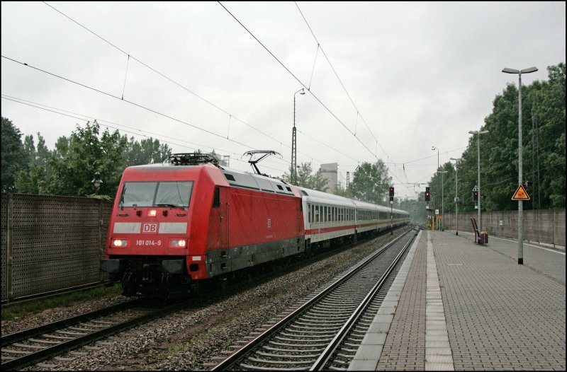 101 014 durchfhrt mit dem EuroCity 81  Garda , von Mnchen Hbf nach Milano Centrale, den Bahnhof Kiefersfelden. (07.07.2008)
