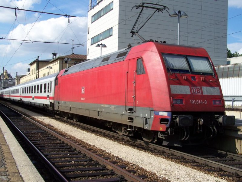 101 014 ex THW (was man ihr immer noch ansehen kann)mit IC 2294 nach Frankfurt, hier beim planmigen Halt in Augsburg Hbf am 18.08.2007