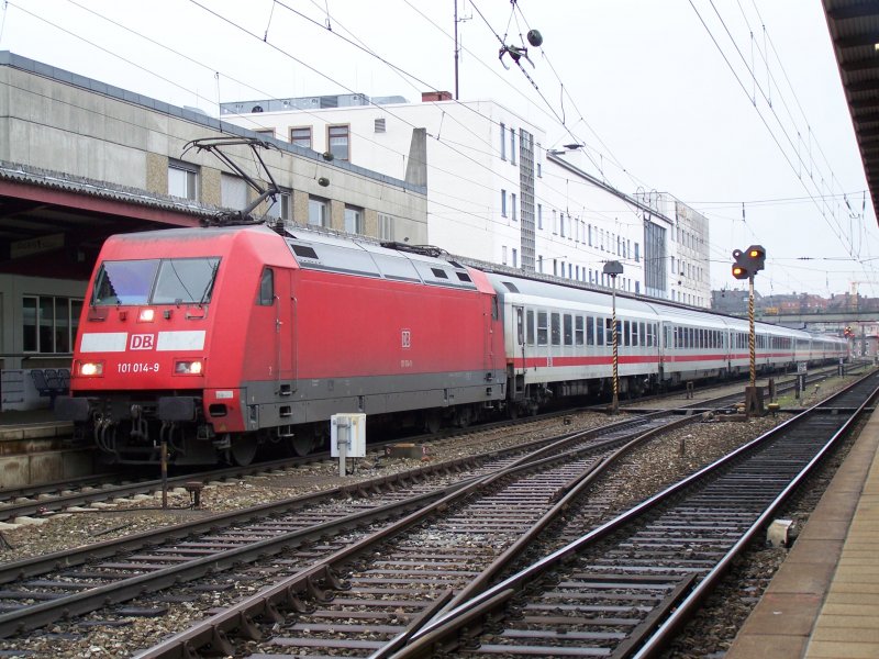 101 014  Ex-THW-Werbelok  war am 24.November 2007 als 101er Sandwich  nach Karlsruhe Hbf unterwegs. Hier bei einem Zwischenstop in Ulm Hbf.