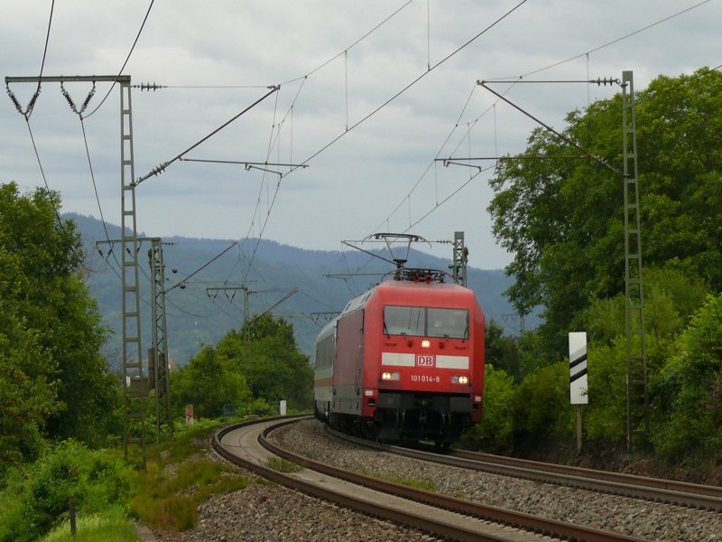 101 014 mit IC 2102 (Karlsruhe Hbf - Basel SBB ) ich vermute Baustellenbedingt heute auf dem rechten Gleis unterwegs.
Freiburg-St.Georgen 2.8.09