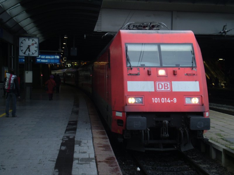 101 014 mit IC nach Stralsund im Hamburger Hbf.