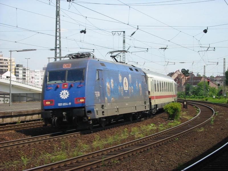 101-014 mit ihrem IC bei der Durchfahrt von Ludwigshafen Hbf.