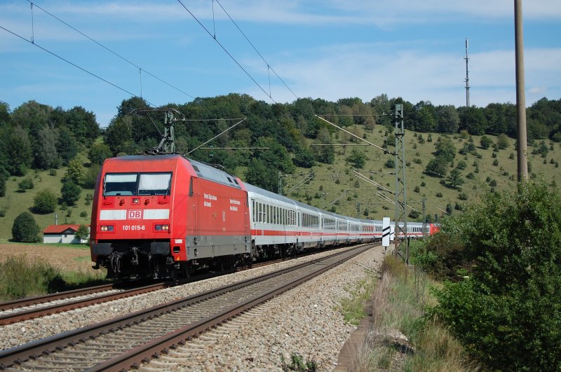 101 015-6 PEP zog am 24.08.07 einen EuroCity in Richtung Stuttgart, hier bei Urspring fotografiert. Am Zugende schob noch 101 005-7 PEP mit.