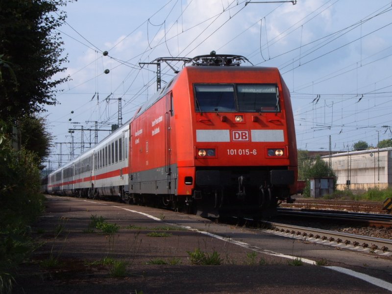 101 015-6 PEP(SI) zieht am 05.06.07 den IC 2064 von N�rnberg hBF nach Karlsruhe HBF, hier bei der Ausfahrt aus dem Aalener Bahnhof.