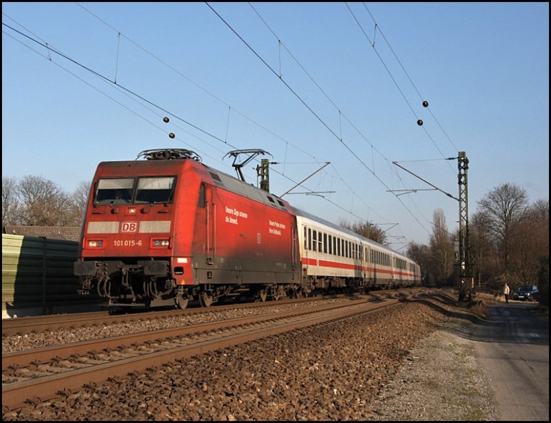 101 015 (9180 6101 015-6 D-DB) trgt schon deutliche Spuren vom Betriebsdienst. Am 27.12.2008 bespannt sie den IC 334, Norddeich-Mole - Luxembourg, bei Haltern am See.