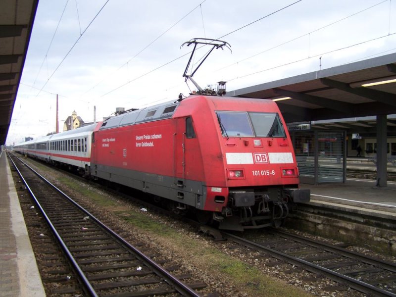 101 015 PEP steht mit dem letzten IC 328  Alpenland  nach Dortmund abfahrtbereit in Augsburg Hbf. Aufgenommen am 08.12.2007.