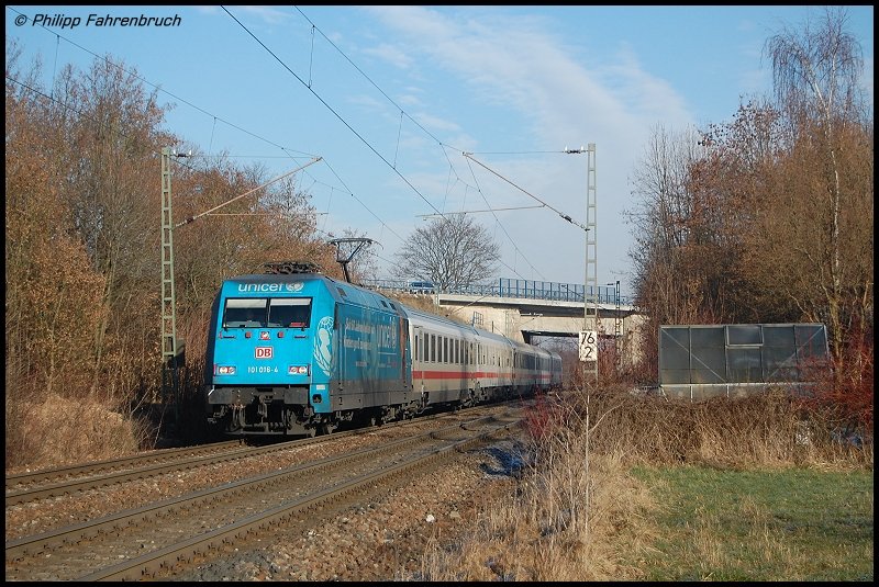 101 016-4 befrdert am 23.12.07 IC 2068 von Nrnberg Hbf nach Karlsruhe Hbf, aufgenommen bei Aalen-Hofen.