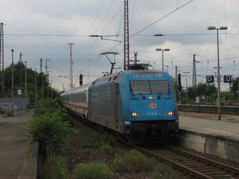 101 016-4 fhrt auf Gleis 1 in den Oberhausener HBF mit einem IC richtung Emden ein (08.09.2007)