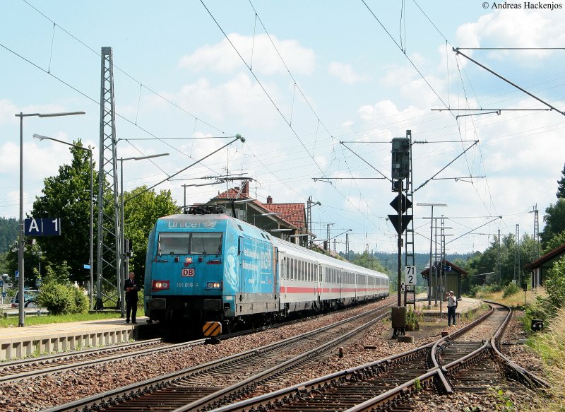 101 016-4 mit dem IC 2370  Schwarzwald  (Konstanz-Hamburg Altona) bei der Abfahrt St.Georgen(Schwarzw) 4.7.09 Gru An den Tf