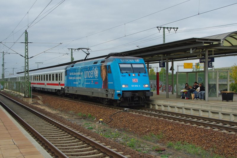 101 016-4 mit einem IC aus Bremen rauscht durch den Bahnhof Messe Leipzig. Aufgenommen am 03.10.2009. ... und, wem fllt was auf? ;)