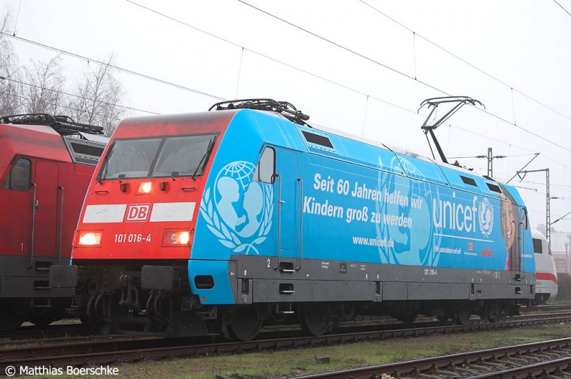 101 016-4 mit halber Werbung in Hamburg am 23.12.06.