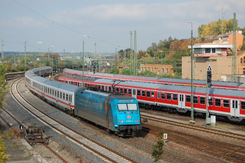 101 016-4 schiebt am 06.10.07 den IC 2069 von Karlsruhe HBF nach Nrnberg HBF, hier bei der Ausfahrt aus dem Aalener Bahnhof.
