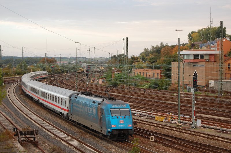 101 016-4 schiebt am 25.09.07 den IC 2163 von Karlsruhe HBF nach Nrnberg HBF, hier bei der Ausfahrt aus dem Aalener Bahnhof.
