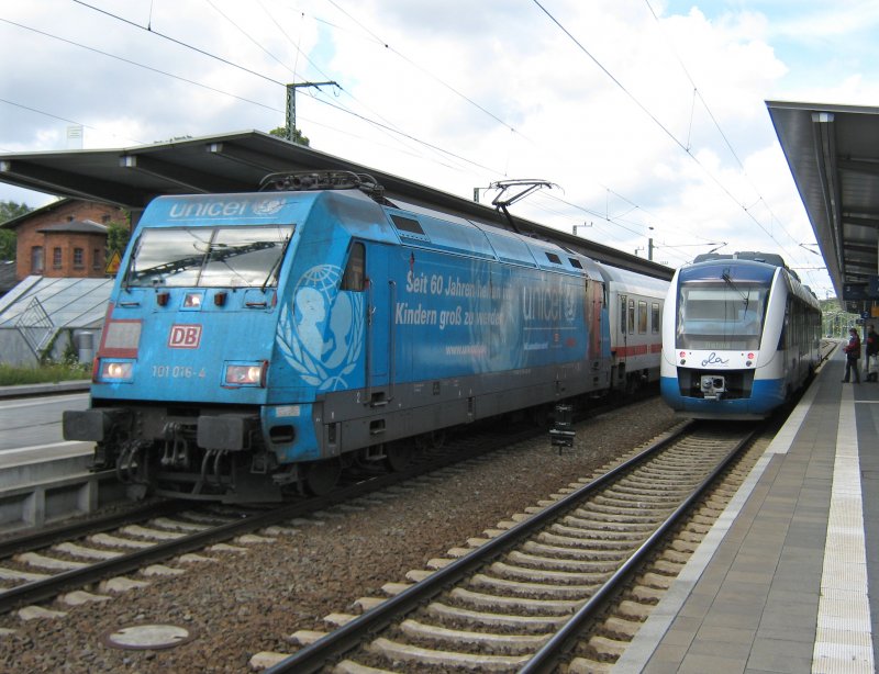 101 016-4 die sich allmhlich selbst entklebt nebst OLA Lint 706. 25.07.2009 Schwerin.