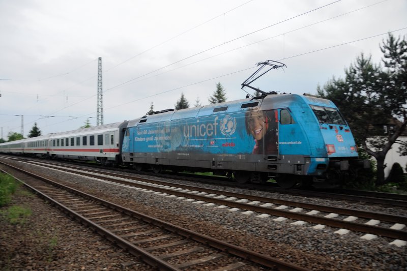 101 016-4  Unicef  drckt schnellen Rades einen Intercity Richtung Heidelberg. Aufgenommen kurz vor Bensheim-Auerbach an der KBS 650. (14.05.09). 
