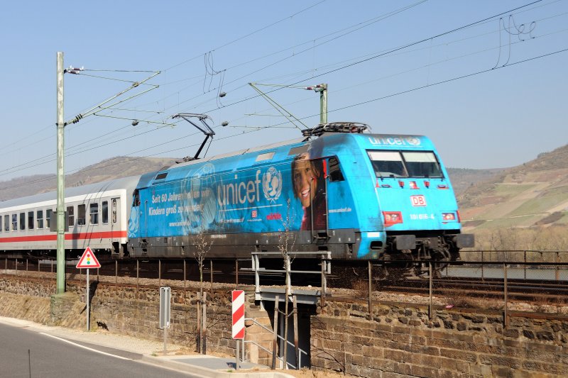 101 016-4  UNICEF  im Lokportrait kurz nach Bacharach Richtung Niederheimbach, linke Rheinseite. (April 2009).
