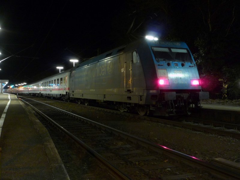101 016-4  Unicef  mit IC 2371 Hamburg-Altona - Konstanz in Radolfzell. 20.03.09