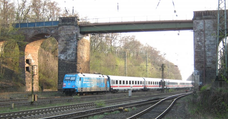 101 016-4  UNICEF  oder das was davon brig ist, mit dem Umleiter IC durch den Bahnhof Eichenberg auf dem Weg nach Dsseldorf. 10.04.2009.