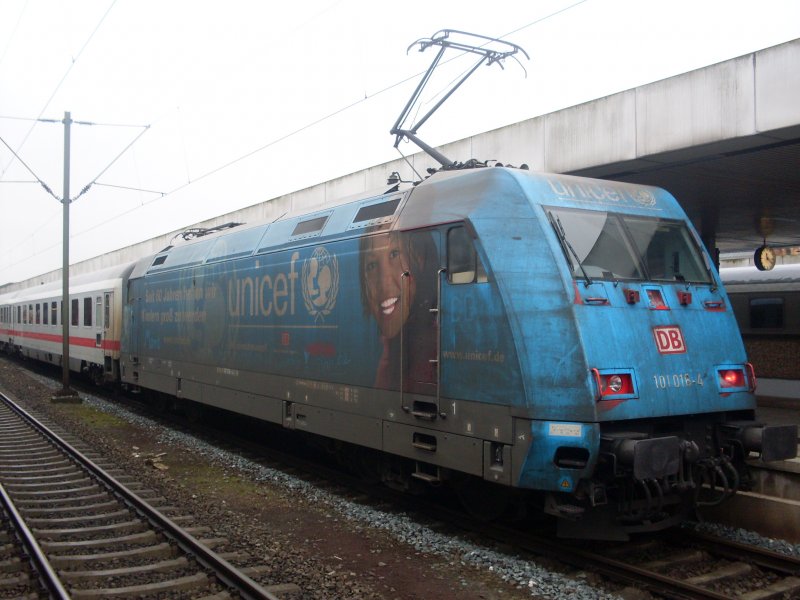 101-016-4 Unicef schob den IC 2037 von Oldenburg HBF nach Leipzig HBF hier am 21.02.2009 in Hannover HBF