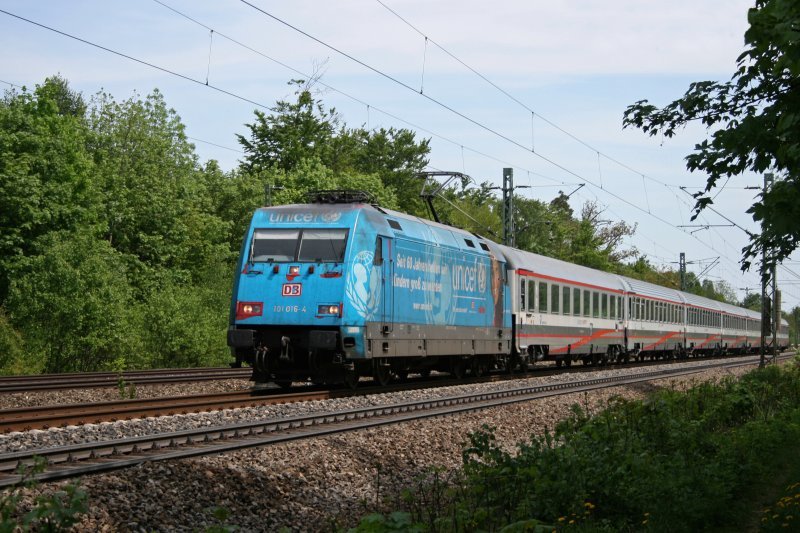 101 016 mit IC 88 am 09.05.2009 in Haar (bei Mnchen).