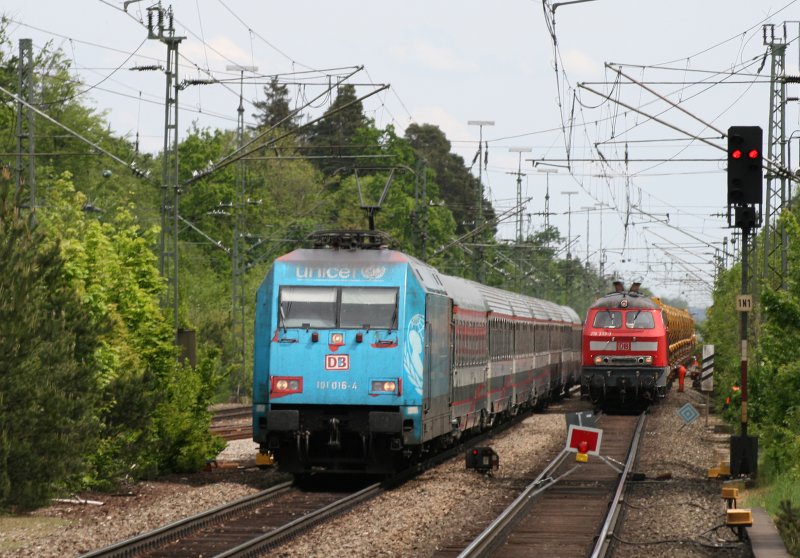 101 016 mit IC 88 am 10.05.2009 in Haar (bei M�nchen). Rechts im Bild ist 218 333 mit dem Bauzug zu sehen.